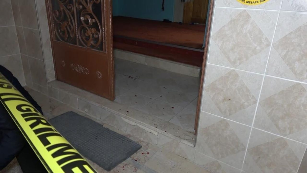 Hırsız girdiği camide imamı 3 yerinden bıçakladı